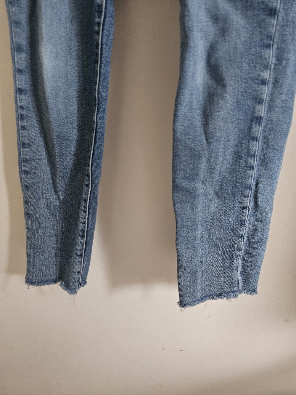 Old Navy High-Rise Straight Jeans in Medium Blue Wash - Picture 3 of 8
